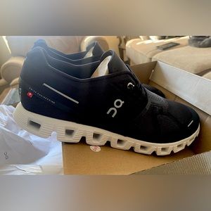 Brand new ON Cloud 5 running shoes.